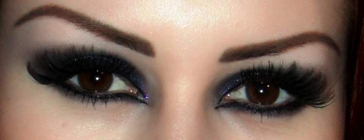 mulher usando maquiagem com olho esfumado preto para festa