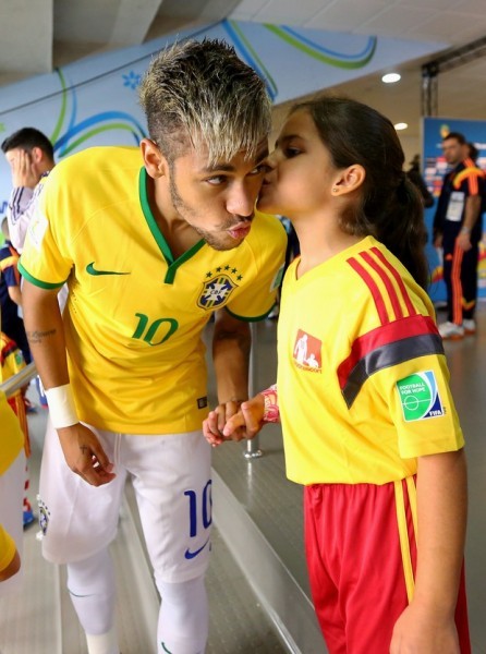 Neymar ganha beijo de fã mirim