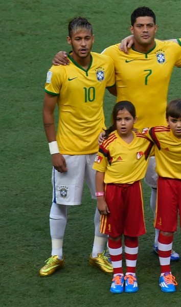 Neymar e a fã mirim antes do jogo do Brasil
