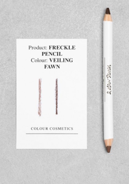 lápis para fazer uma maquiagem de sardas