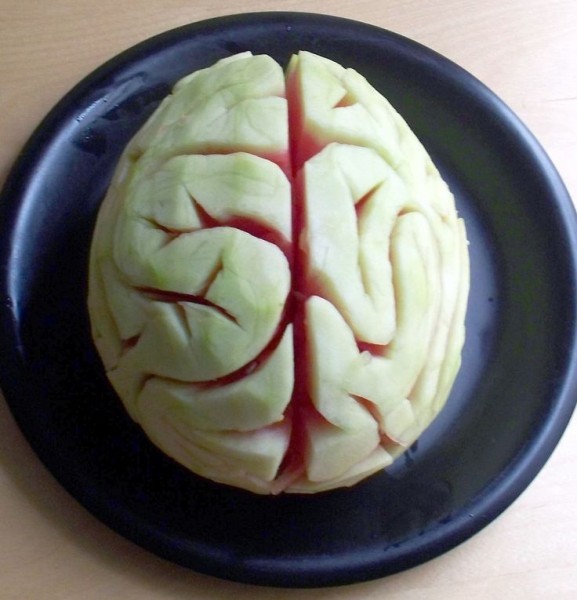 cérebro feito de melancia para festa de Halloween