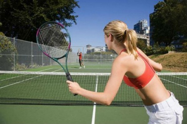 mulher jogando tênis