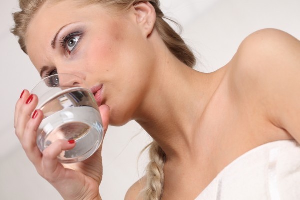 Beber água é importante para hidratar a pele no verão e conseguir o bronzeado dos sonhos