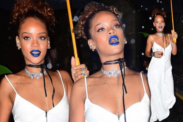 Rihanna de botam metálico azul