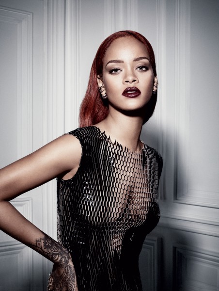 Rihanna de batom vermelho metálico
