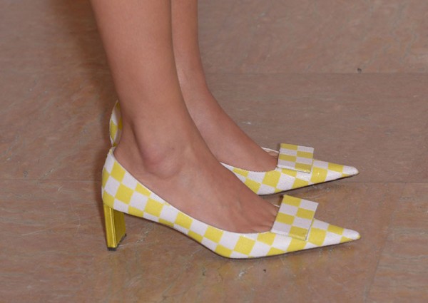 Sapato de bico fino, quadriculado em branco e amarelo, salto baixo