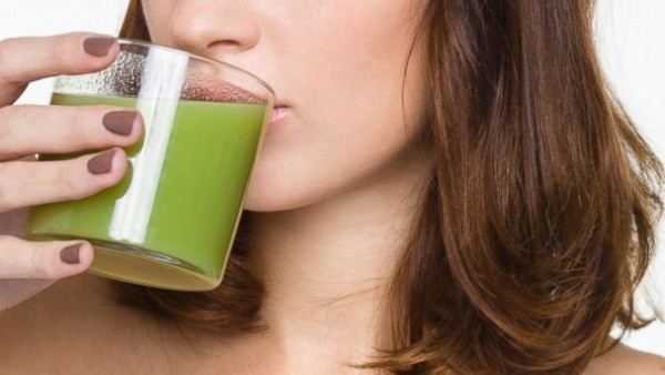 Mulher bebendo suco verde