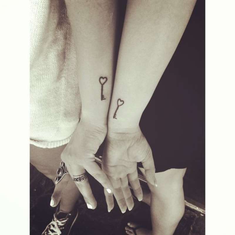 Tatuagem para mãe e filha com desenho de uma chave com coração