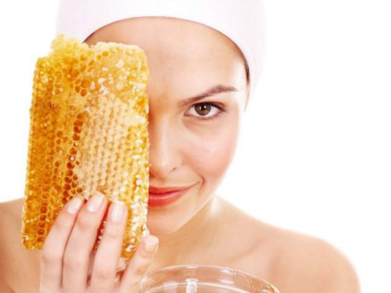 Como usar o mel para tirar manchas do rosto