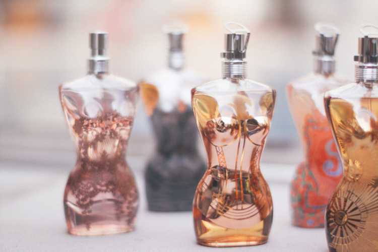 Essa é outra situação de “perfume dos anos 90, onde a garrafa é tão famosa quanto a própria fragrância”, talvez até mais que Angel!