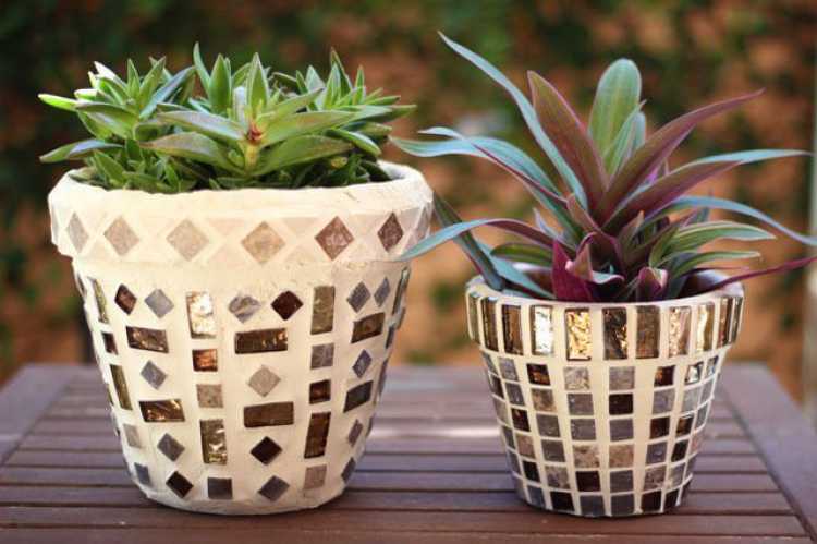 Decore os vasos de argila com ladrilhos e faça lindos mosaicos