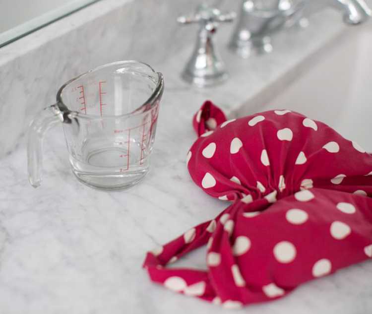 Você pode substituir o sabão comum pelo vinagre para lavar roupas delicadas a mão