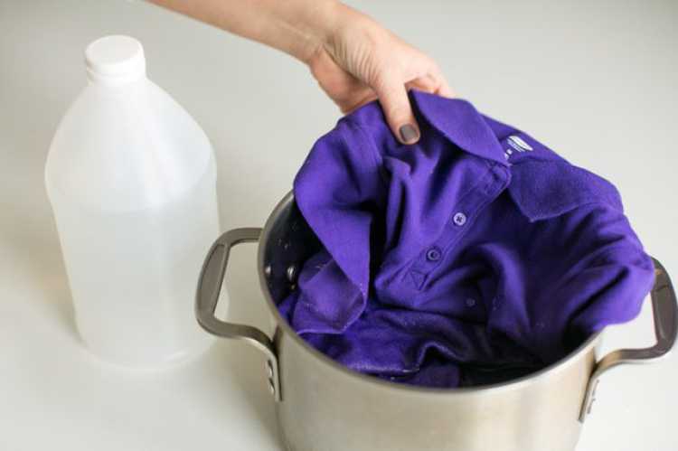 Para prevenir essa descoloração, mergulhe a roupa em uma solução composta por uma parte de vinagre e uma parte de água e deixe por 20 minutos.