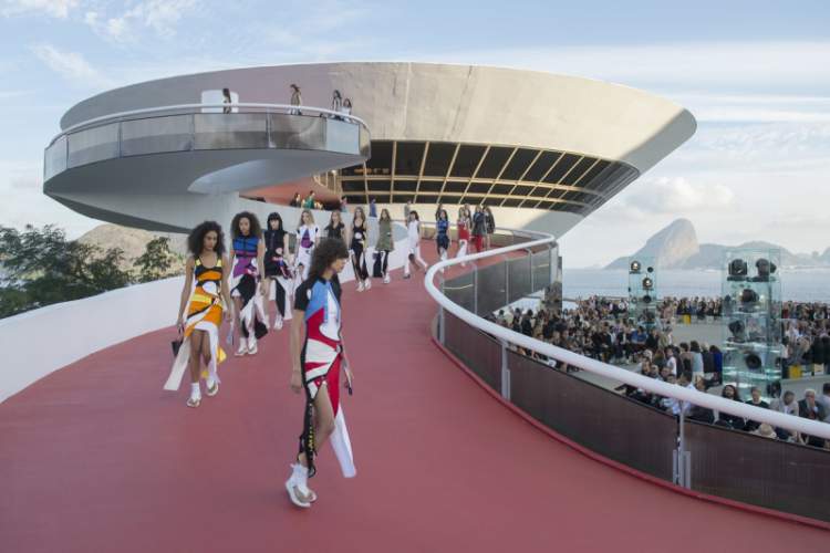 Louis Vuitton - Desfile Cruise no Rio de Janeiro, Bolsa Rádio e Futebol em Destaque