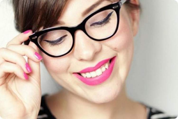 dicas de maquiagem para mulheres que usam óculos