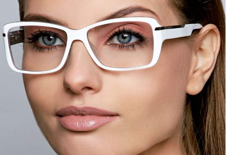 maquiagem bonita para mulheres que usam óculos
