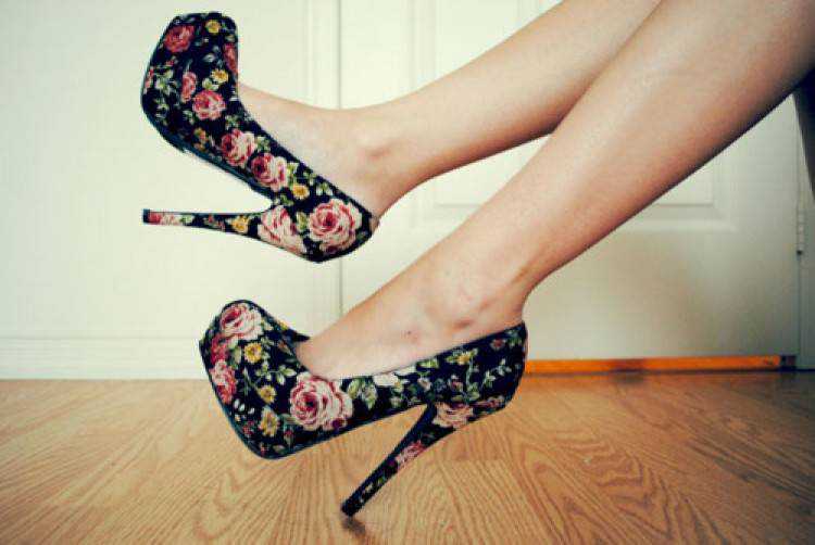 sapatos com estampas florais