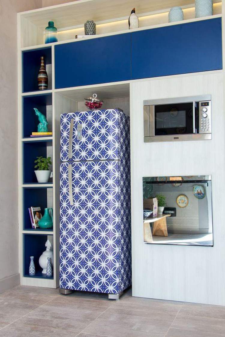 geladeira adesivada para decorar apartamento alugado