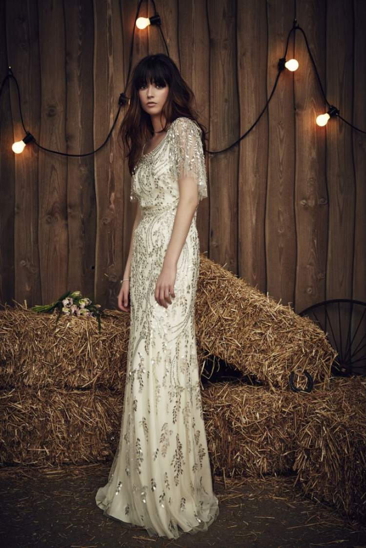 vestido de noiva com transparências e bordados com pedrarias