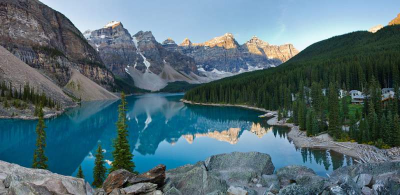Lago nas Montanhas Rochosas do Canadá