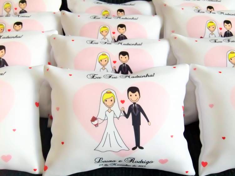 almofadas sublimadas para encantar os convidados do casamento