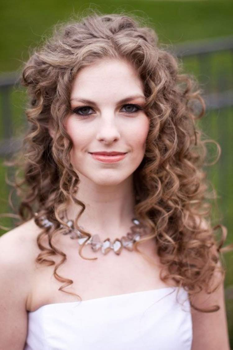 12 penteados para noivas de cabelo crespo e cacheado - Site de Beleza e Moda
