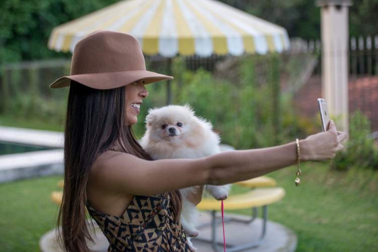Foto da Priscila Rocha com um cãozinho