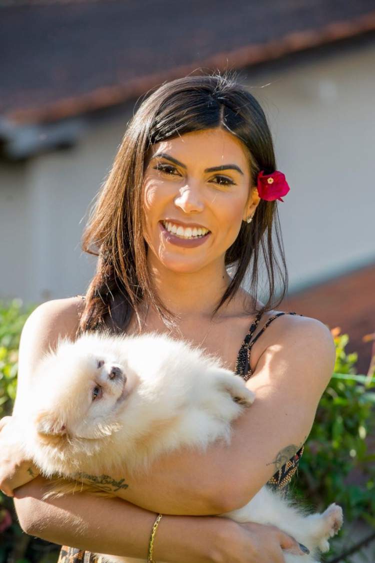 Priscila Rocha com a cadelinha Estrela