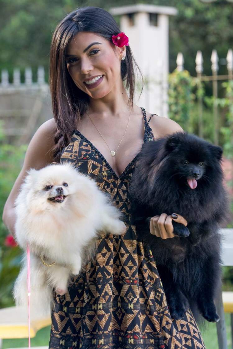 Priscila Rocha com dois cãezinhos