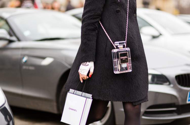 mulher usando bolsa divertida da Chanel