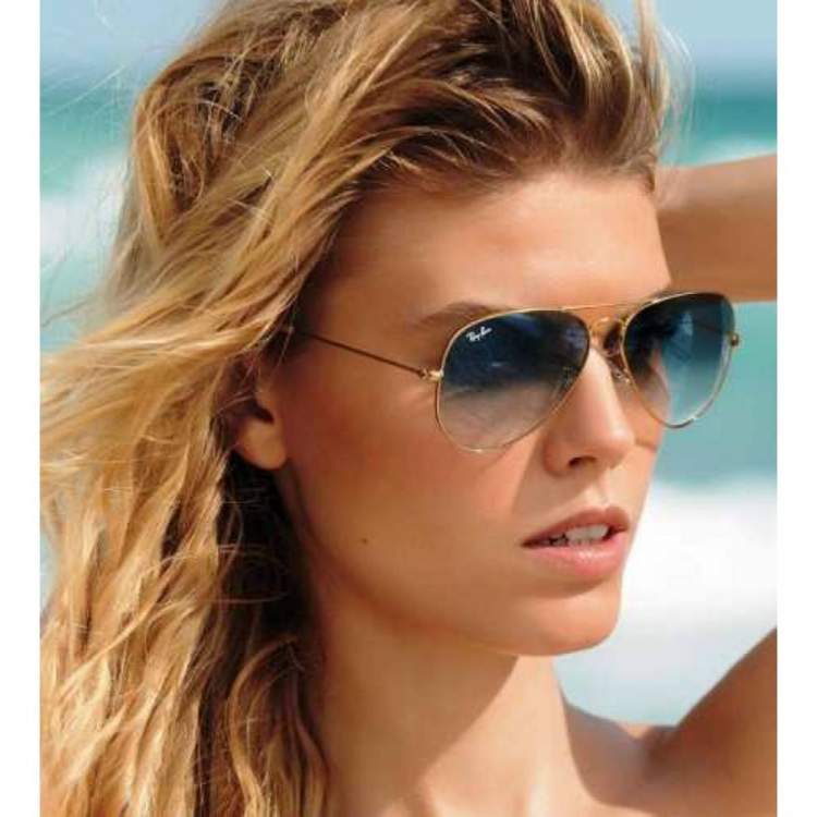 mulher usando óculos de sol modelo aviador