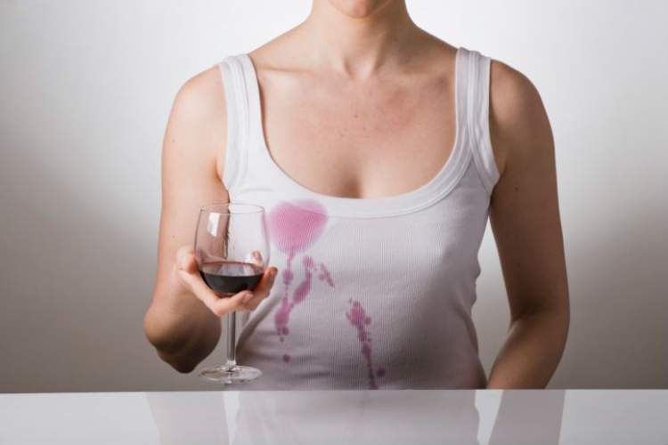 Truque para remover mancha de vinho tinto