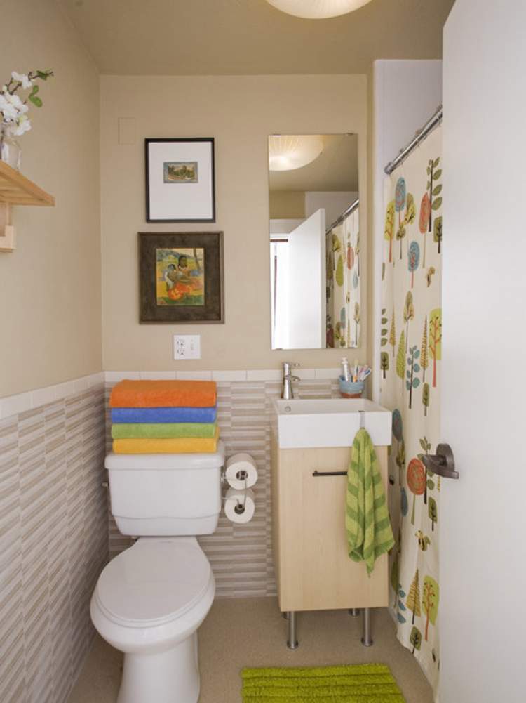 banheiro pequeno sem espaço para toalhas