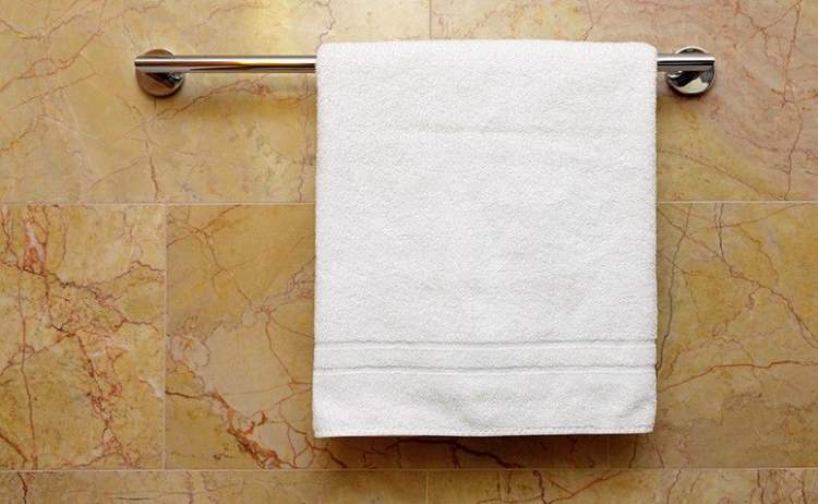 toalha limpa é um dos itens que você deve tirar do banheiro