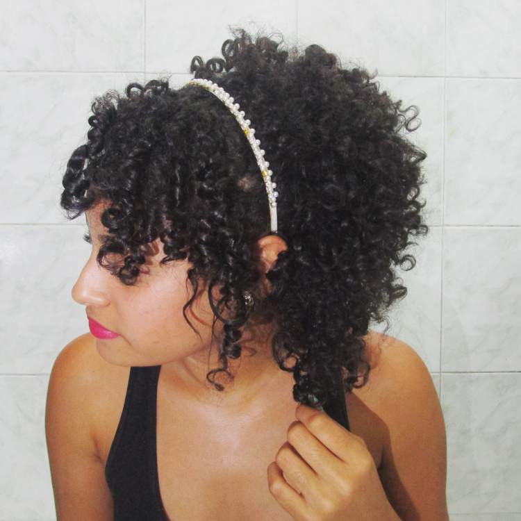 16 Penteados fantásticos para cabelos cacheados e curtos - Site de Beleza e  Moda
