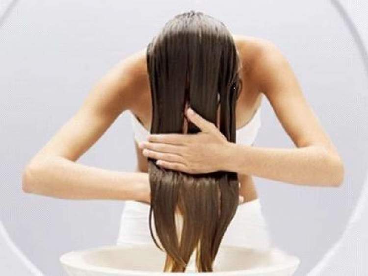 Aqui está a maneira certa de usar o óleo de coco no cabelo para acabar com a queda e conservar a cor dos fios