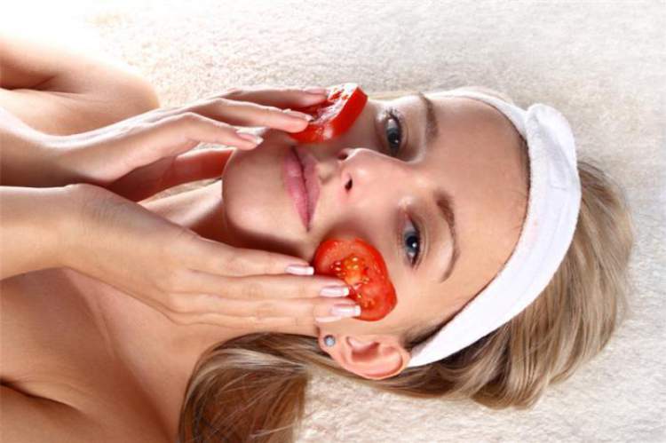 Máscara caseira de tomates para combater a oleosidade na pele