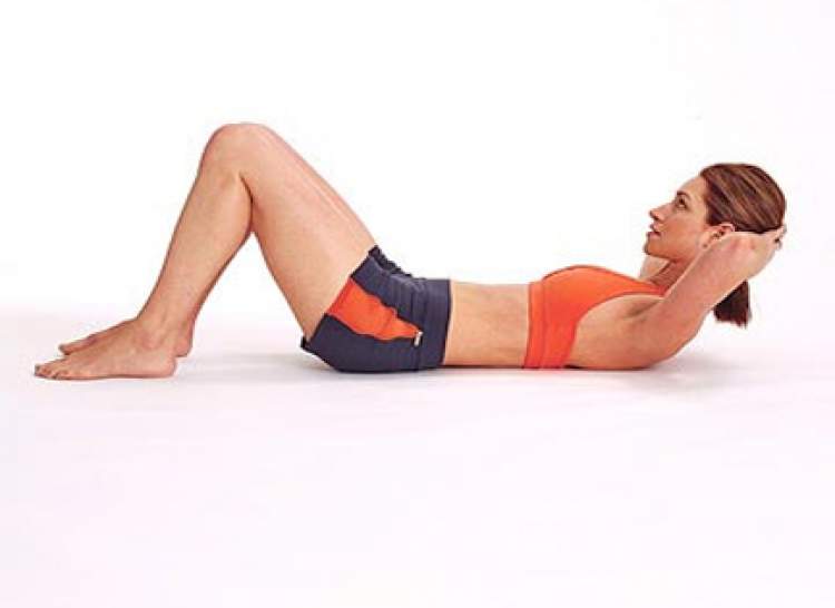 Saiba como fazer o exercício de abdominal tradicional que faz parte do treino da cantora Anitta