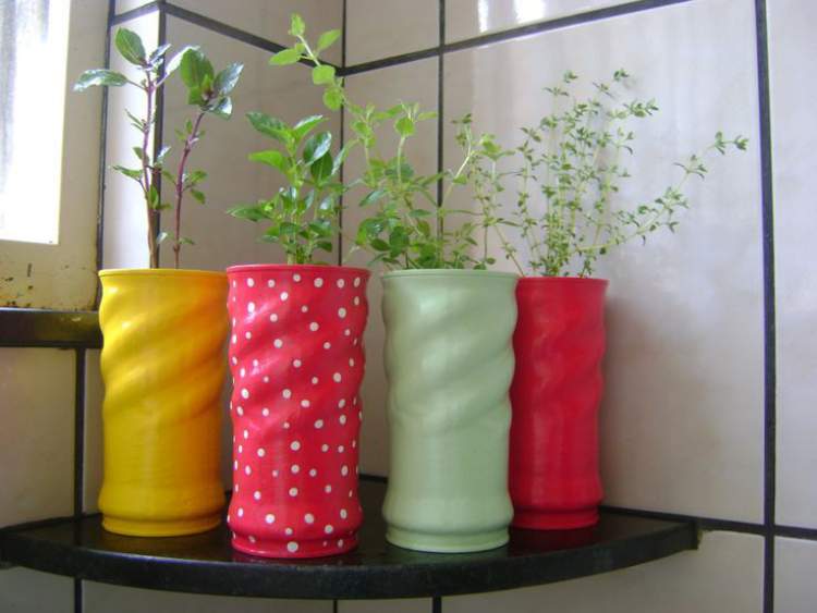 Vaso de flores feito com lata de óleo