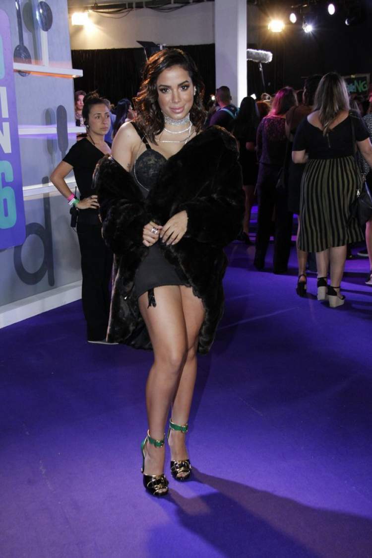 A camisolinha com casaco de pele foi um dos looks de Anitta que quebraram a Internet