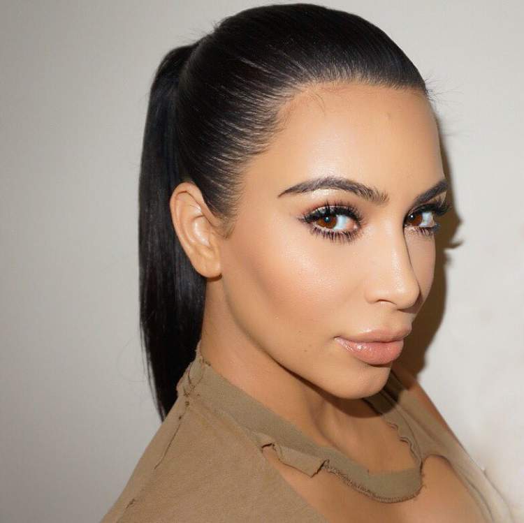 Kim Kardashian lava o cabelo de 3 em 3 dias