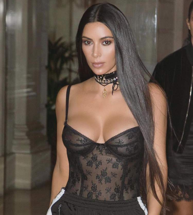 Conheça os segredos do cabelo disciplinado de Kim Kardashian
