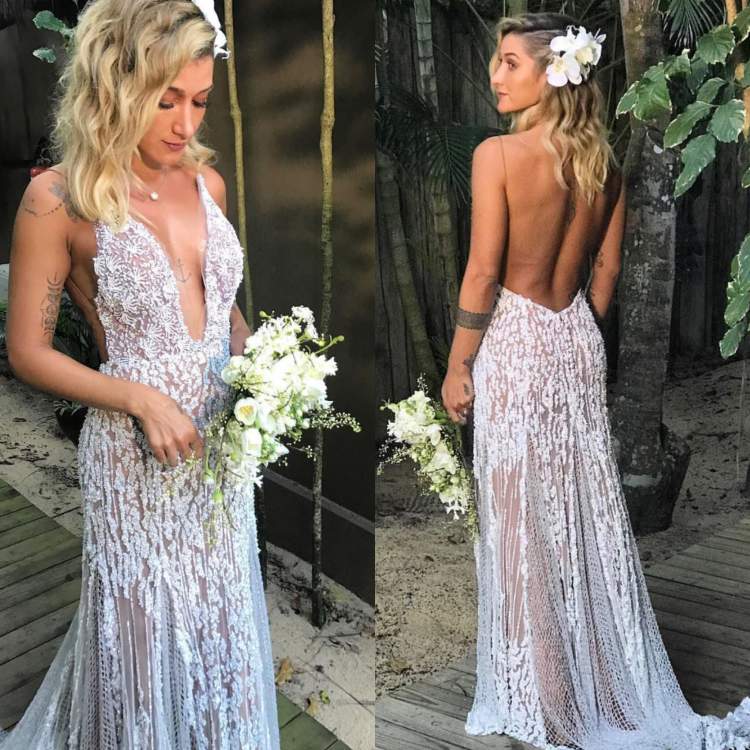 Vestido de noiva incrível da influencer Gabriela Pugliesi, feito sob medida para um casamento diurno na praia