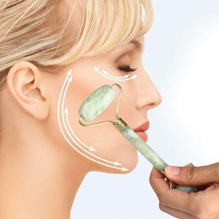 Passar o rolo no rosto é um dos truques para potencializar a ação hidratante dos cosméticos