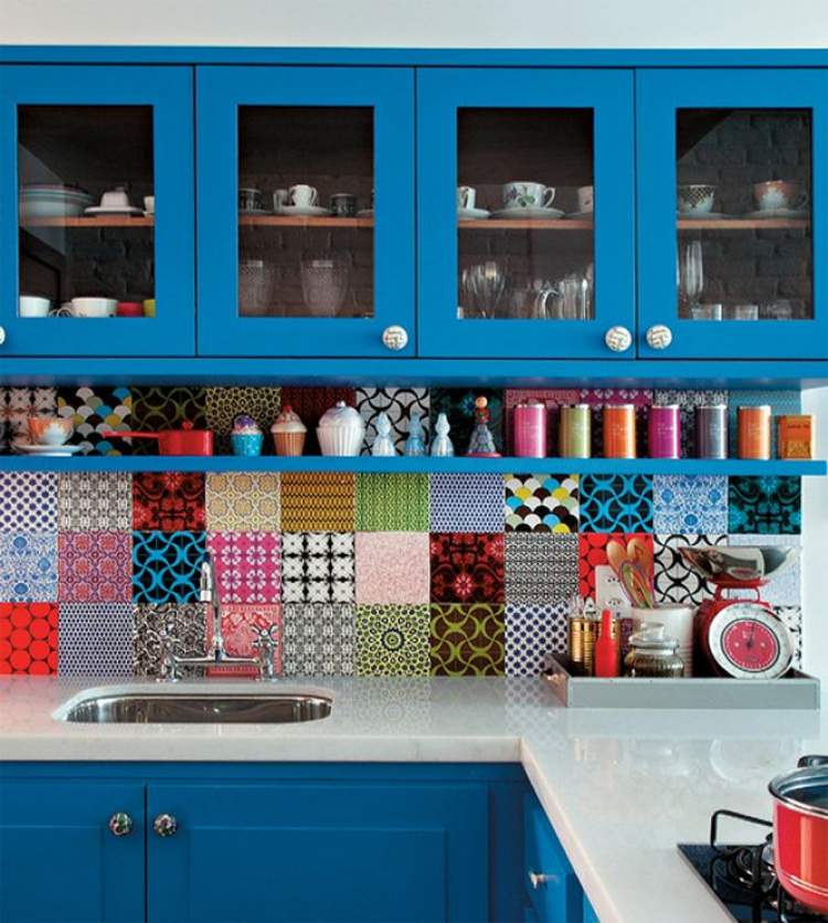 Azulejos coloridos ajuda na decoração criativa e barata para transformar sua casa