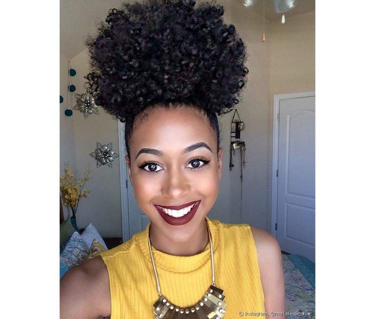 Penteado afro puff é um dos penteados para cabelos 2018
