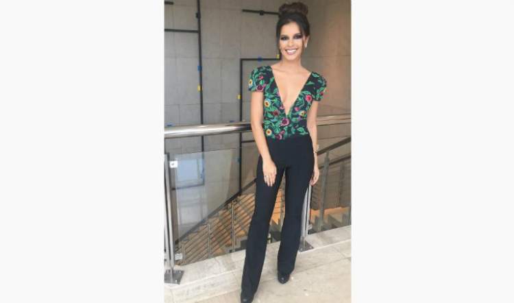 Look da Mariana Rios com uma blusa mega decotada