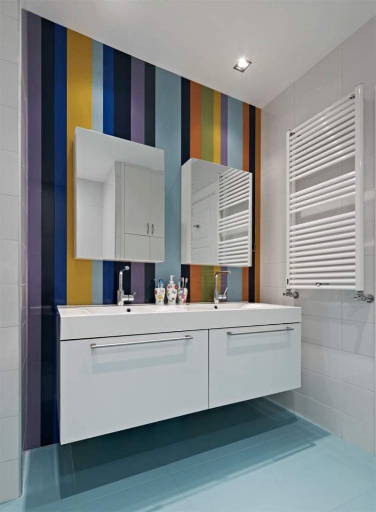 Parede colorida para deixar um banheiro pequeno mais espaçoso