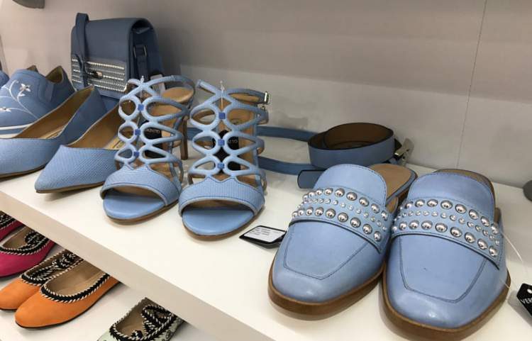 O azul entre as tendências em calçados para o verão 2018