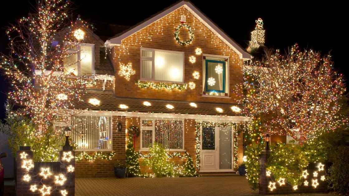 Decoração de Natal com luzes em área externa